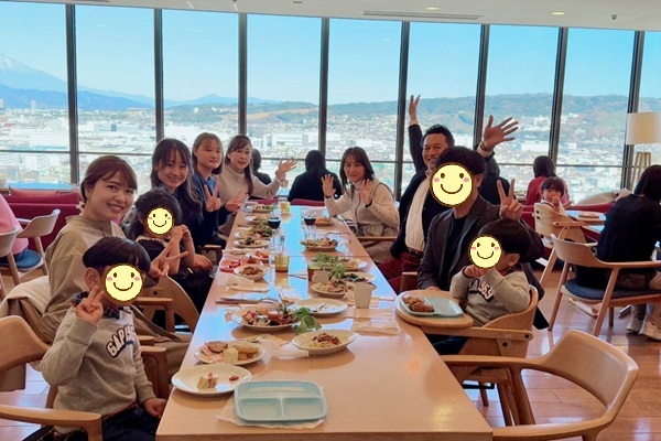 富士山が見えるレストランで耳ツボ痩身グループのランチ忘年会